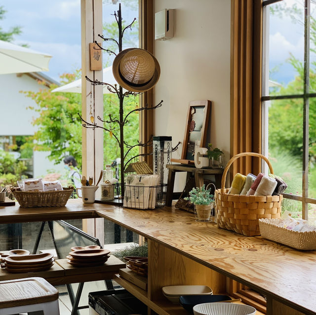 【山梨】白い建物と石畳 緑、季節の花々 様々なオシャレな飲食店やお土産店