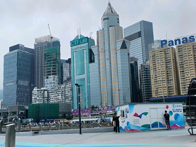 都市中的濱海綠洲，灣仔海濱長廊水上運動區。