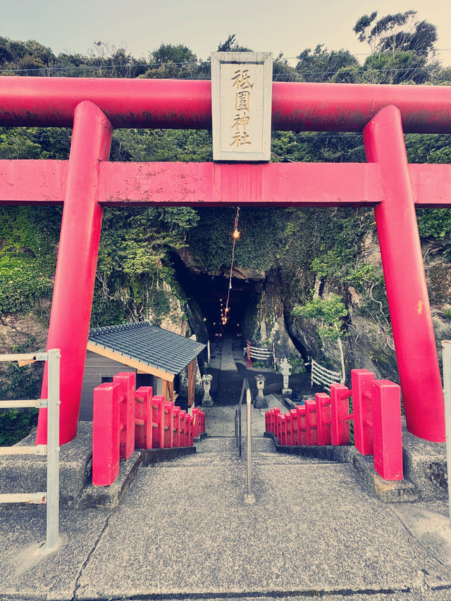 建造在岩石裡的祇園神社