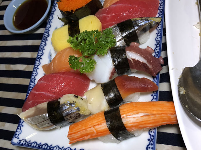 川を彩る素敵な料理🍽️🥂と風景🏞️と生演奏🎷🎸