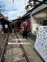 タイ🇹🇭バンコク近郊✨電車がスレスレ通る！🚃メークロン市場