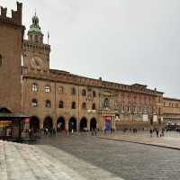 🍝🏛️ *"Bologna La Grassa: A Feast of Porticoes, Piazza & Ragù"* ✨🇮🇹