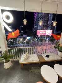 在胡志明咖啡公寓露台上，吹着微風