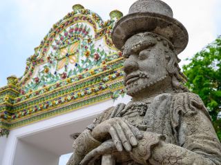 Visiting the Reclining Buddha and experiencing Thai massage are absolute must-dos!