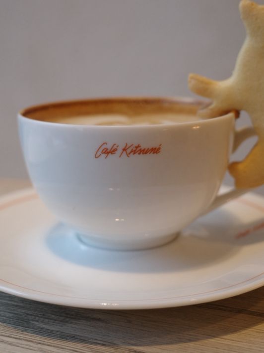 🌟【青山 Café Kitsuné（カフェ キツネ）】和モダン空間で愉しむ、こだわりの一杯とスイーツ🎨
