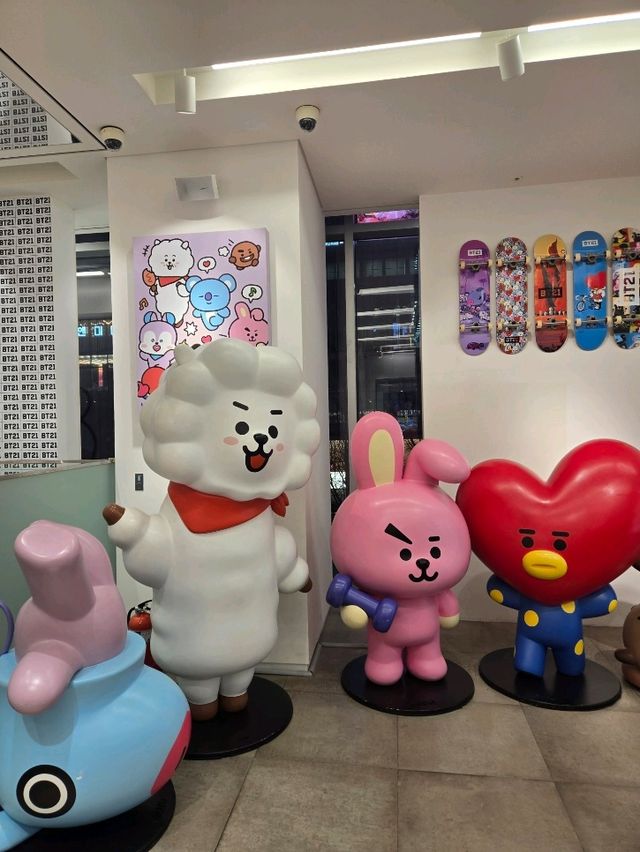 귀여운 캐릭터들과 한류의 인기를 실감 할 수 있는 ' 홍대 라인프렌즈 ' 💕