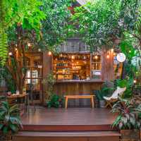 คาเฟ่เล็กๆในสวนบรรยากาศสุดชิลล์ร่มรื่น นั่งจิบกาแฟ