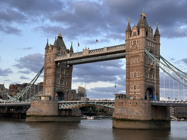 【タワー・ブリッジ｜ロンドンを象徴する名橋とその風景】