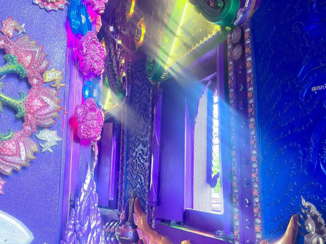 ちょっと足をのばして、紫の世界へ💜 #カンチャナブリー旅 #紫の寺院 #ワットクラーンクローンワッタナラーム
