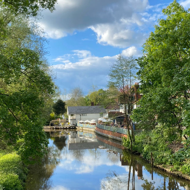 Guildford: A Golden Slice of English Paradise! 🌳☀️