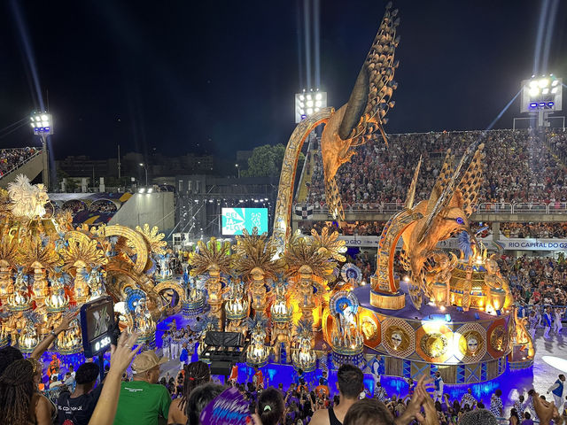 【Rio Carnival（リオのカーニバル）｜世界最大級の熱狂！音・光・色彩の祭典🎉】