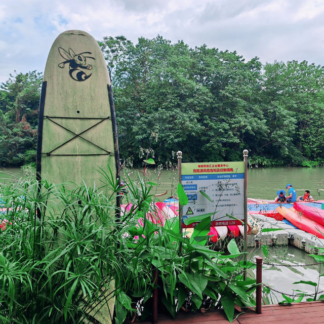 Glide & Gaze: Paddleboarding Bliss at Haizhu Lake Park 🏄‍♂️🌇