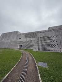 存在感抜群の沖縄県立博物館・美術館(おきみゅ〜)