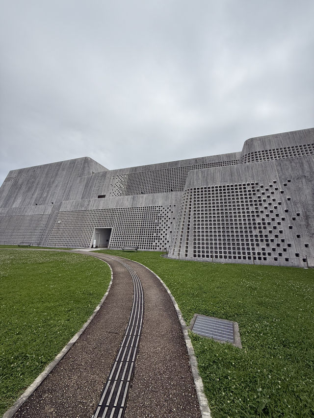 存在感抜群の沖縄県立博物館・美術館(おきみゅ〜)