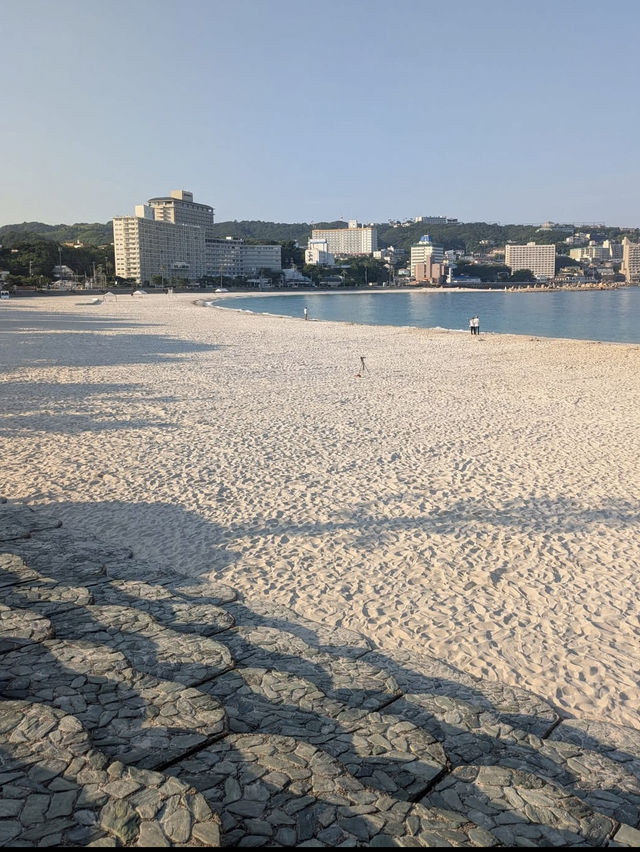 夕陽に染まる奇跡の島、円月島で心に残る絶景体験を