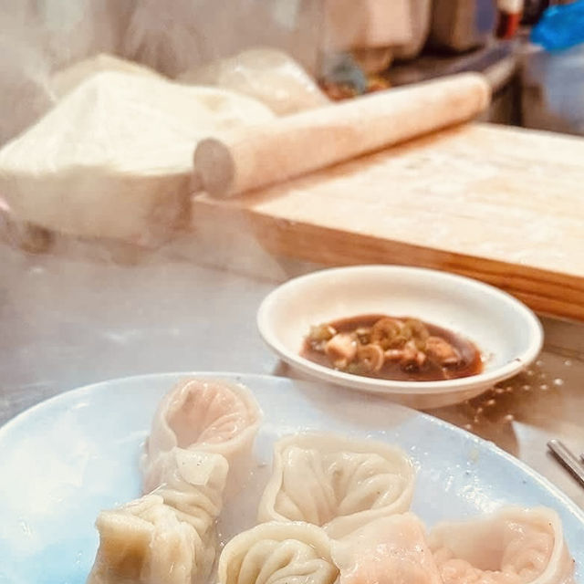 Solo Feasting at Gwangjang Market: Seoul’s Ultimate Street Food Adventure!** 🍜🎪