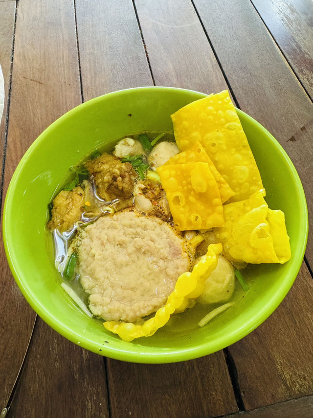 ก๋วยเตี๋ยวลูกชิ้นเด้งๆ หน้าไปรษณีย์จันทบุรี อร่อยย