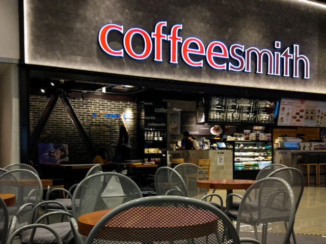 ☕ Coffeesmith (Suntec City) — Strong Coffee, Crispy Waffles & Chill Mall Escape