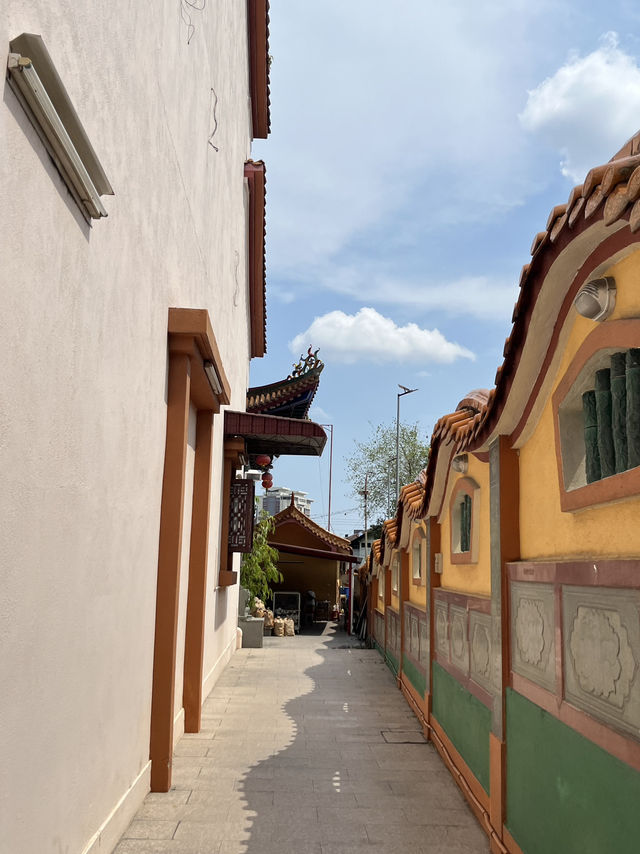 🛕 Serenity in the Heart of Klang: Kwan Imm Temple Hidden Among Timeworn Walls