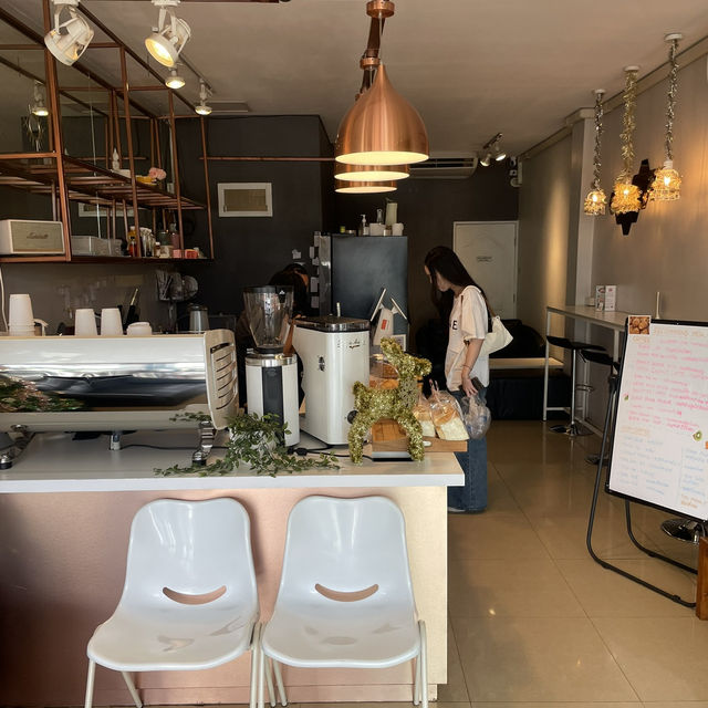 🐒 Tossakan Coffee – คาเฟ่เข้มสายคลาสสิก