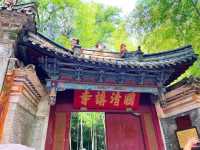 วัด Tiantai Guoqing กำแพงสีเหลืองเรียบง่ายโดนเด่น