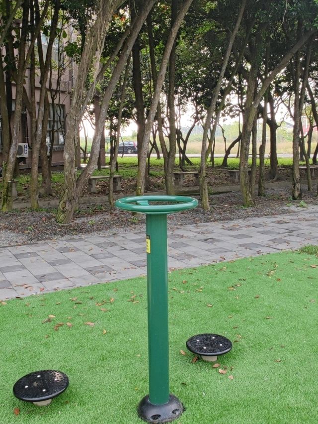 一座太陽、月亮與地球的遊樂場#崁頂共融遊戲場(崁頂公園)屏東縣崁頂鄉