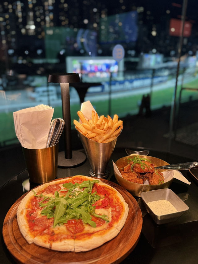 🏇【跑馬地觀賽熱點馬場餐廳！】歎住食x AI揀馬+露台直擊賽道🍗✨