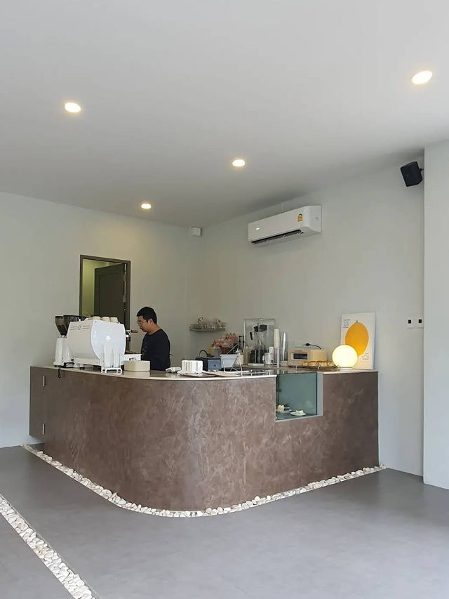 คาเฟ่มินิมอล Over the moon ลำปาง