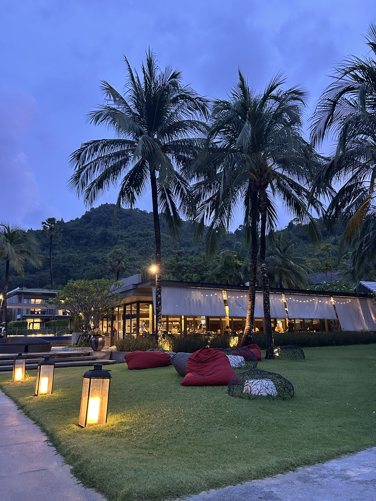 With excellent facilities, this place lets you enjoy a resort-like atmosphere all day long. ✨
Loosen your senses by the infinity pool while gazing out at the ocean, and the kids' club is packed with fun activities for kids.
The fully-equipped fitness center and spa are sure to refresh your mind and body. (^^)
There are also restaurants and bars along the beach!
Enjoy Thai and international cuisine with stunning ocean views right in front of you. 🍹
This luxurious resort combines tropical nature with comfortable facilities. 🌴
The breakfast buffet was also incredibly delicious. 😀
We highly recommend the Phuket Marriott Resort & Spa, Nai Yang Beach!
#BangkokHotel