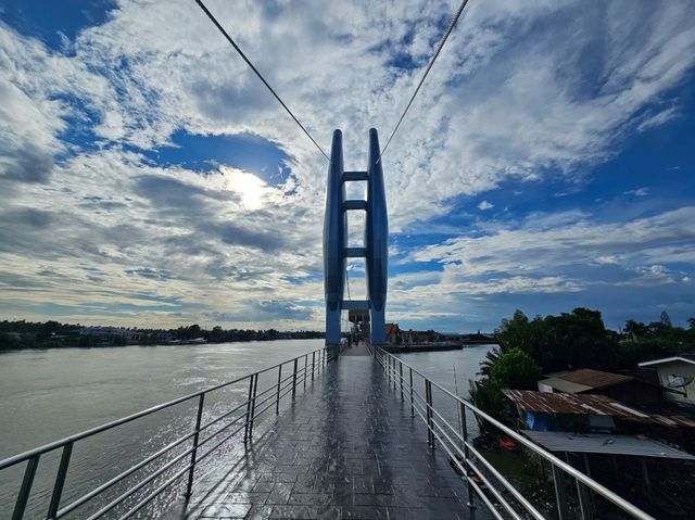 สะพานแขวนวัดใหญ่ (สะพานแขวนชมวิวแม่น้ำแม่กลอง)