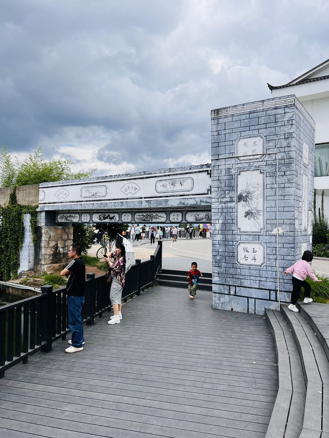 Erhai Lake - Cycling, Matcha + Coffee & Hydrangeas Cafe 