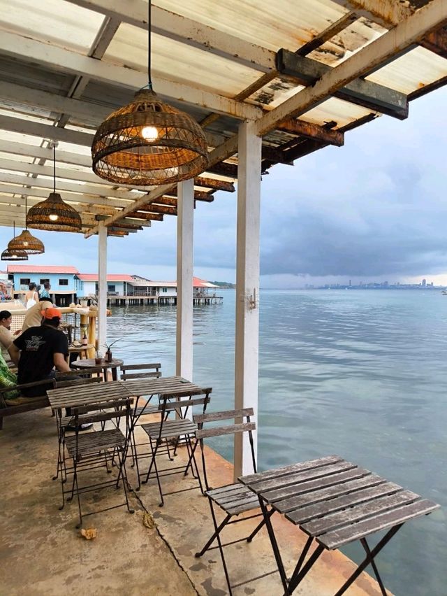 Fat submarine cafe and restaurant  เกาล้าน