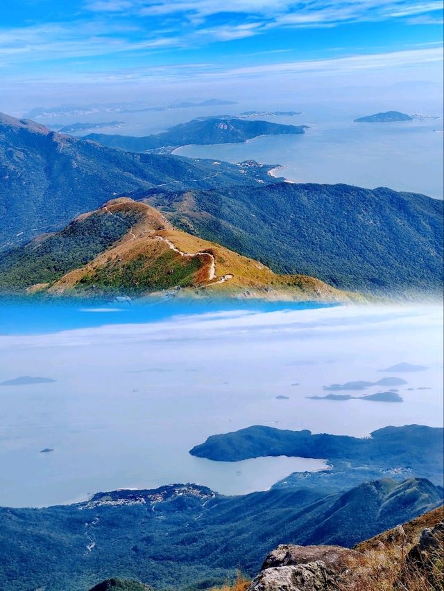 遠眺島嶼夢幻山脈風光