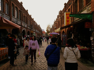 ​【新竹景點】穿越時光的紅磚長廊：湖口老街散策，必吃手作芋泥與超萌「喵星人」！🐈