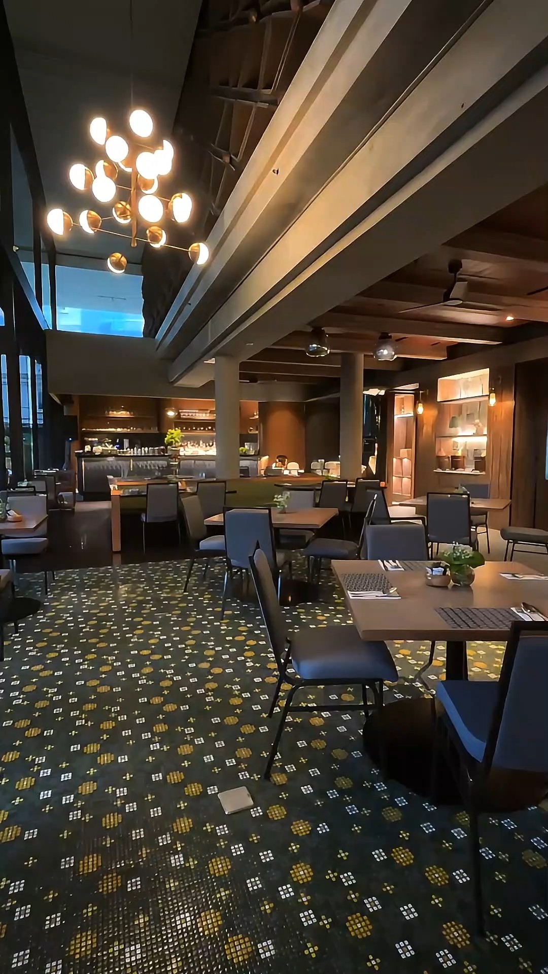 Restoran HOME adalah restoran andalan yang buka sepanjang hari di Morrissey Hotel Jakarta, yang terletak di kawasan Menteng yang ramai di Jakarta Pusat. Dirancang sebagai ruang kontemporer yang terasa hangat dan ramah, restoran ini mengusung konsep "rumah kedua", menggabungkan interior modern dengan suasana santai yang cocok untuk segala acara, mulai dari sarapan santai hingga makan siang bisnis dan pertemuan keluarga.

Restoran ini menawarkan beragam pilihan masakan Indonesia, Asia, dan Barat, yang tersedia melalui menu prasmanan dan à la carte tergantung pada waktu makan. Para tamu dapat menikmati hidangan lokal favorit yang nyaman bersama dengan hidangan klasik internasional, semuanya disiapkan dengan cermat dengan penekanan pada cita rasa yang familiar dan bahan-bahan berkualitas. Area tempat duduk dalam ruangan dan semi-luar ruangan yang luas semakin meningkatkan pengalaman bersantap, menciptakan suasana nyaman untuk setiap kesempatan.

Yang membuat Restoran HOME sangat menarik adalah suasananya yang mengundang. Pencahayaan alami, dekorasi kontemporer, dan tata letak terbuka dan lapang menciptakan lingkungan yang santai namun bergaya yang terasa sangat berbeda dari restoran hotel konvensional. Baik untuk sarapan santai, pertemuan bisnis yang produktif, atau makan siang akhir pekan bersama keluarga, suasananya menghadirkan keseimbangan antara kenyamanan dan kemewahan.

Bersantap di Restoran HOME terasa mudah dan nyaman - di mana pilihan prasmanan yang berlimpah, cita rasa yang mudah dinikmati, dan suasana yang ramah berpadu untuk menciptakan pengalaman yang menyenangkan. Lokasinya yang strategis di Jakarta, suasana ramah keluarga, dan menu yang beragam menjadikannya pilihan populer bagi tamu hotel maupun warga lokal yang mencari tempat bersantap santai sepanjang hari di jantung kota.