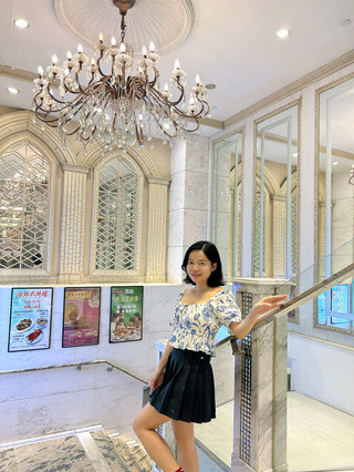 คืนนี้ไปที่ Kam Tong Palace ภัตตาคารย่าน Chai Wan บรรยากาศกว้างขวาง สว่างไสว ตกแต่งด้วยโคมไฟระย้าคริสตัลประณีต เหมาะสำหรับงานแต่งงานหรือจิบชาทั่วไป อาหารสดใหม่มีรสชาติที่น่าตื่นตาตื่นใจ