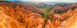 The most breathtaking sight in Mebrys Canyon is the dense array of rock columns arranged along the terrain, their orange-red, off-white hues interwoven with the shadows cast by the rock walls. Looking down from the viewpoint, it resembles a giant theater made of rock, each column with a different outline, yet forming a remarkably orderly hierarchy.