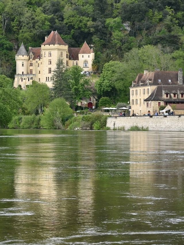 🏞️ Where the Cliff Meets the River – La Roque-Gageac, France