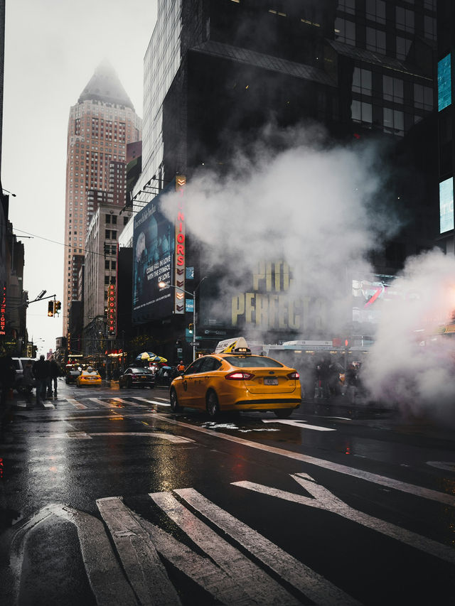 🌃 불빛의 강 위에 선 맨해튼의 맥박 ✨