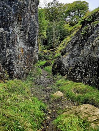 峰區山脈 – 崎嶇山峰與野性地平線 