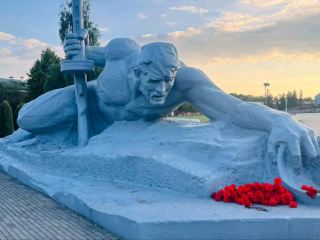 #冬日之旅 🏟️ 走進布列斯特競技場，感受現代氣息－白俄羅斯的建築瑰寶！欣賞夕陽餘暉灑落在引人注目的雕塑上，流暢的現代線條與鬱鬱蔥蔥的公園交相輝映，這裡既是文化愛好者的天堂，也是自然探索者的樂園。

從布列斯特競技場（普利茅斯大道140號）開啟您的冒險之旅－其動態的設計格外引人注目，尤其是在日落時分。傍晚時分抵達，捕捉陽光灑滿的絕美瞬間：拍攝沐浴在自然光下的競技場外觀和雕塑，別錯過以雪山冰川為背景的公園，為您的照片增添一抹「自然之美」。建築與戶外景觀的交相輝映，營造出令人難忘的景象。

必做之事：環繞競技場漫步，探索每個角度——日落時分，從南側拍攝其曲線和幾何細節，效果最佳。漫步公園，現代藝術裝置與當地植物交相輝映，為您提供休息放鬆和拍照的絕佳場所。

小貼士：布雷斯特競技場週一至週五開放——下午 4 點至閉館期間，陽光柔和，環境清幽，是您的理想之選。如果您追求純粹的寧靜，工作日是最佳選擇！建議穿著舒適的鞋子－如果您想欣賞每一件雕塑作品，步道可能會比較長。我參觀時天氣晴朗；如果陰天或天氣較冷，建議多穿幾層衣服（即使在夏季，公園裡的風也可能比較大）。請查看戶外活動安排－活動期間部分區域可能會關閉。

注意：在雕塑和雪冰河景觀附近行走時請注意腳下－雨後或寒冷月份，地面可能會比較濕滑。

#布雷斯特 #布雷斯特競技場 #現代建築 #戶外文化 #旅行貼士