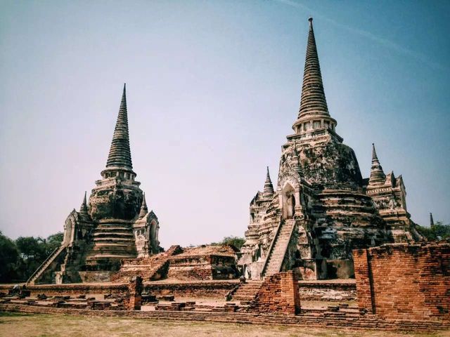 Ayutthaya: Amidst the hustle and bustle of the world, as the sun sets and the journey comes to an end, the glory of a hundred years is but a fleeting cloud of smoke.