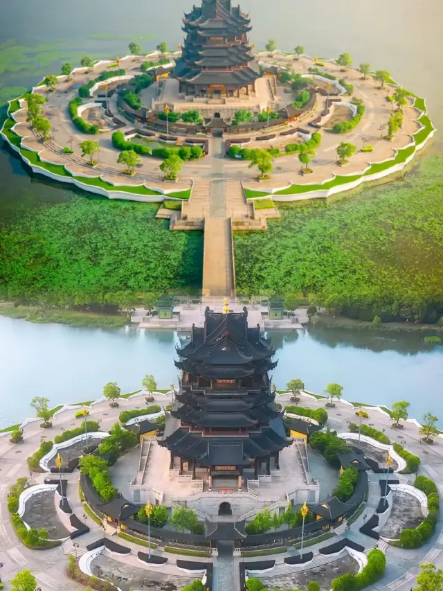 This Lotus Temple on the water in Jiangnan has amazed the whole country