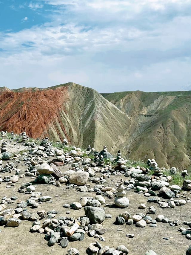 新疆安集海大峽谷，沙漠和雪山同框
