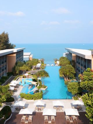 🌴✨ Pattaya Paradise: Renaissance Resort & Spa 🌅🏖️