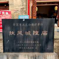 寶雞城隍廟 香煙裊繞禱聲響，信徒虔誠禮拜頻。