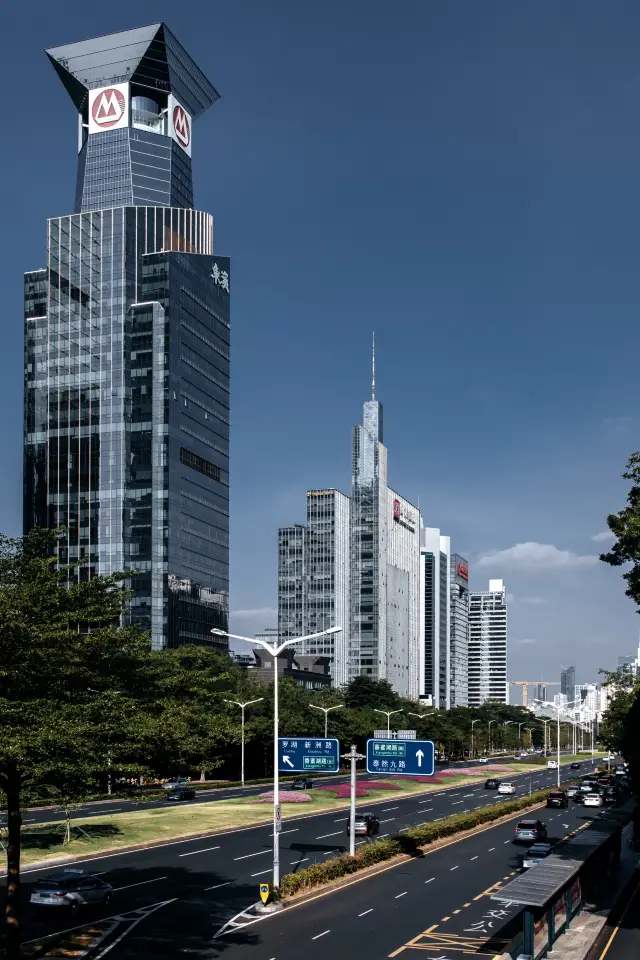 Shenzhen: Shennan Avenue under the strong sunlight!