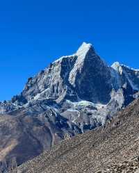 阿瑪達布朗：雪山腳下的壯麗之旅