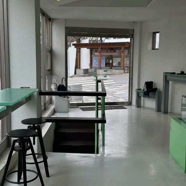 首爾探店 | 景福宮旁OUVERT，紅磚房裡的一抹清新綠