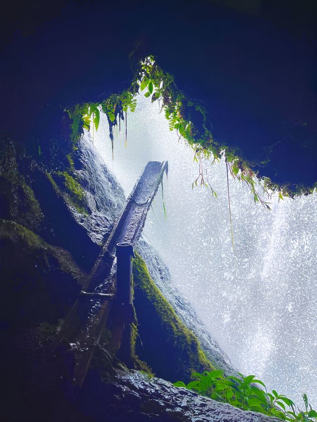 「無人機視角睇黃果樹！上帝嘅水龍頭開咗，呢個水量太瘋狂！